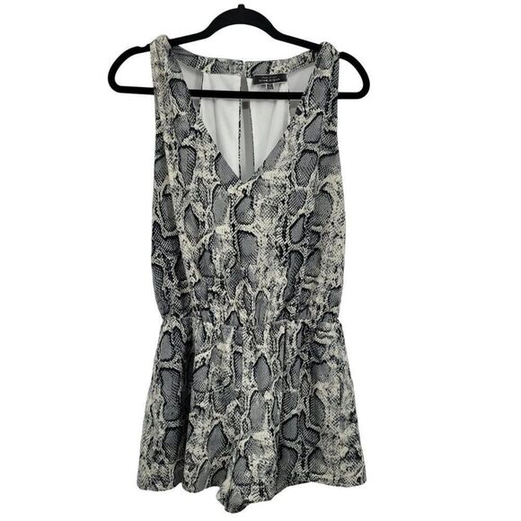 Blue Blush‎ Shorts Romper M Gray Snake Print Keyhole Open Back Sleeveless Baddie - Picture 4 of 13
